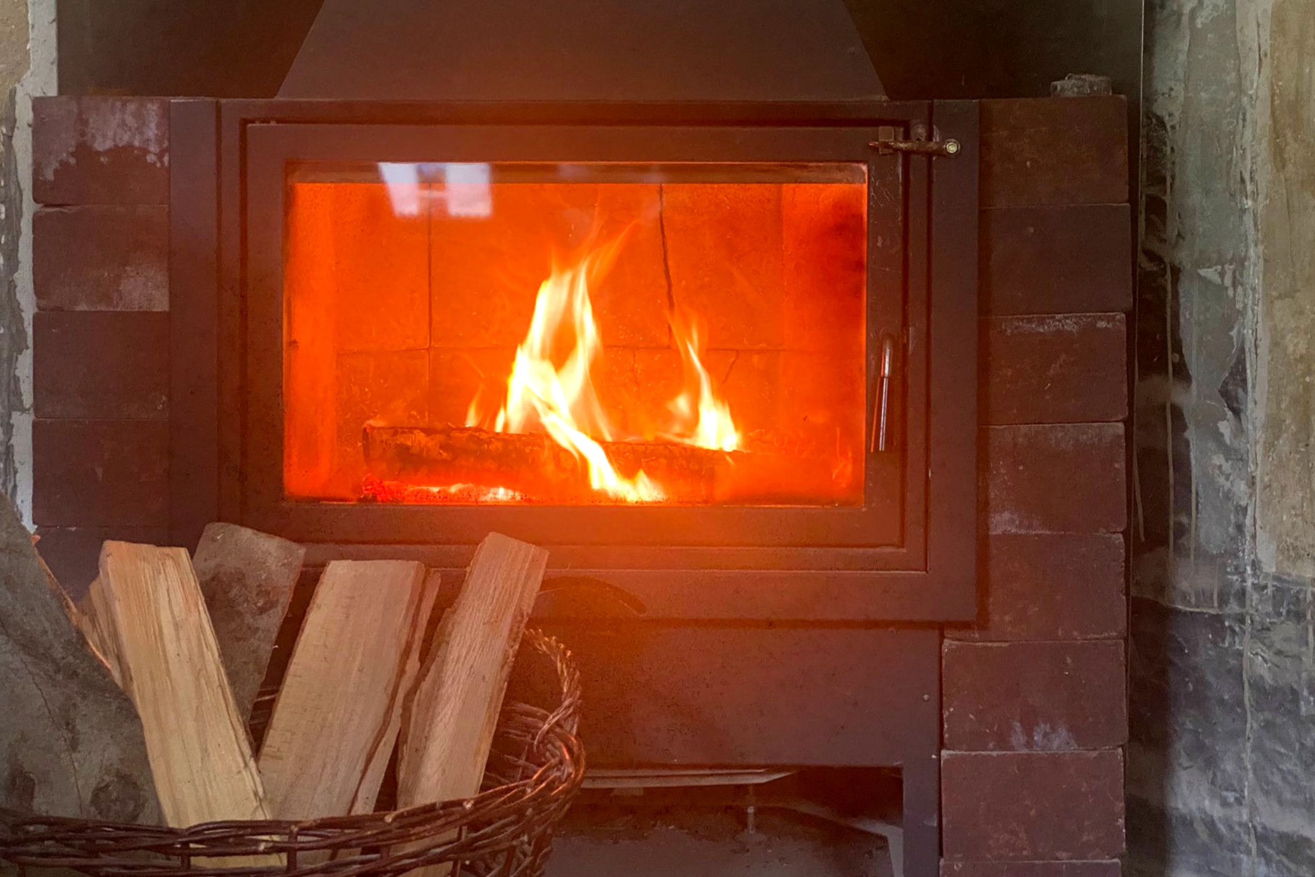 photograph of the cozy fire oven making this coding residency at Stechlin Institut even more spectacular